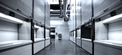 Automatisiertes Lagerliftsystem mit offenen Fächern in einer modernen Logistikumgebung